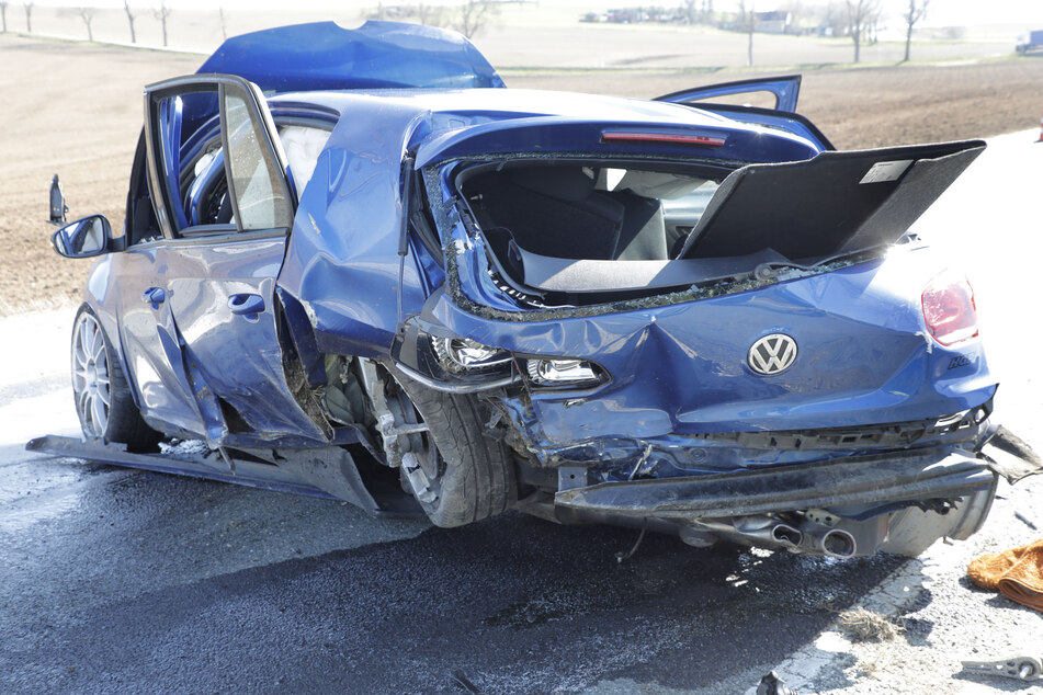 Ein getunter VW kam am Mittwoch von der B95 ab. Der Fahrer verletzte sich schwer.