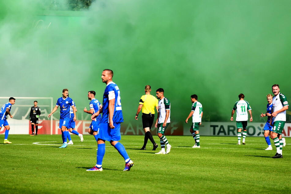 Die VfB-Fans zündeten zwischendurch Rauchbomben - aufgrund der Vereinsfarben in Grün.
