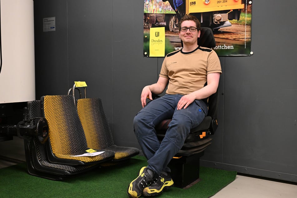 Es wurden auch Straßenbahn-Sitze verkauft, Hannes Jacob (31) vom Museumsverein testete.