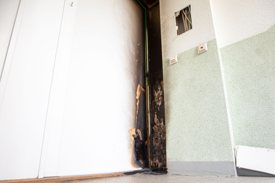 Die Brandstifter zündeten Schuhe im Flur an. Die Wohnungstür wurde arg angekokelt.
