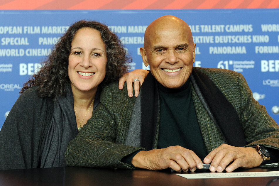 Der US-Sänger Harry Belafonte und seine Tochter, die US-Produzentin Gina Belafonte (61), während der Pressekonferenz für den Film "Sing Your Song" während der 61. Internationalen Filmfestspiele Berlin 2011.