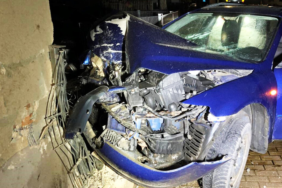 Der Fahrer war betrunken und wurde verletzt: In der Verbandsgemeinde Offenbach an der Queich im Süden von Rheinland-Pfalz kam es in der Nacht zum heutigen Sonntag zu einem schweren Crash.