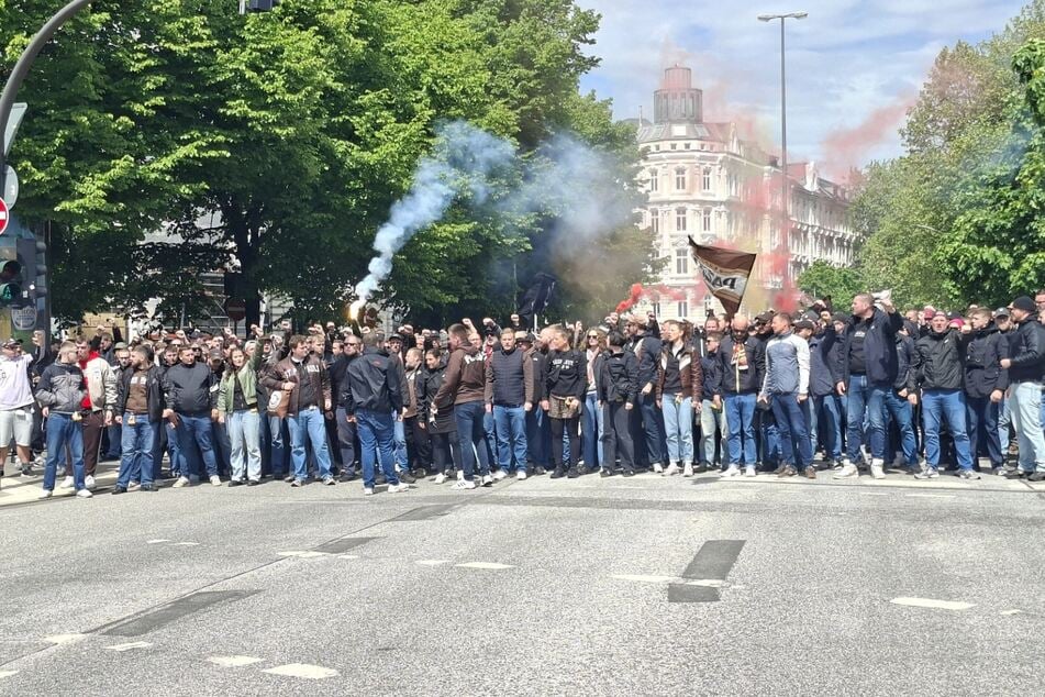 Rund 2000 Anhänger trafen sich zum Fan-Marsch vor der alles entscheidenden Partie.