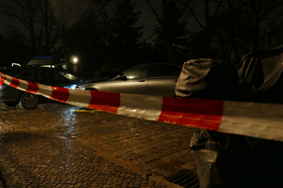 Blick auf das Auto der Zivilstreife (l.) und den Fluchtwagen an der Kreuzung Lichtenrader Straße/Selchower Straße.