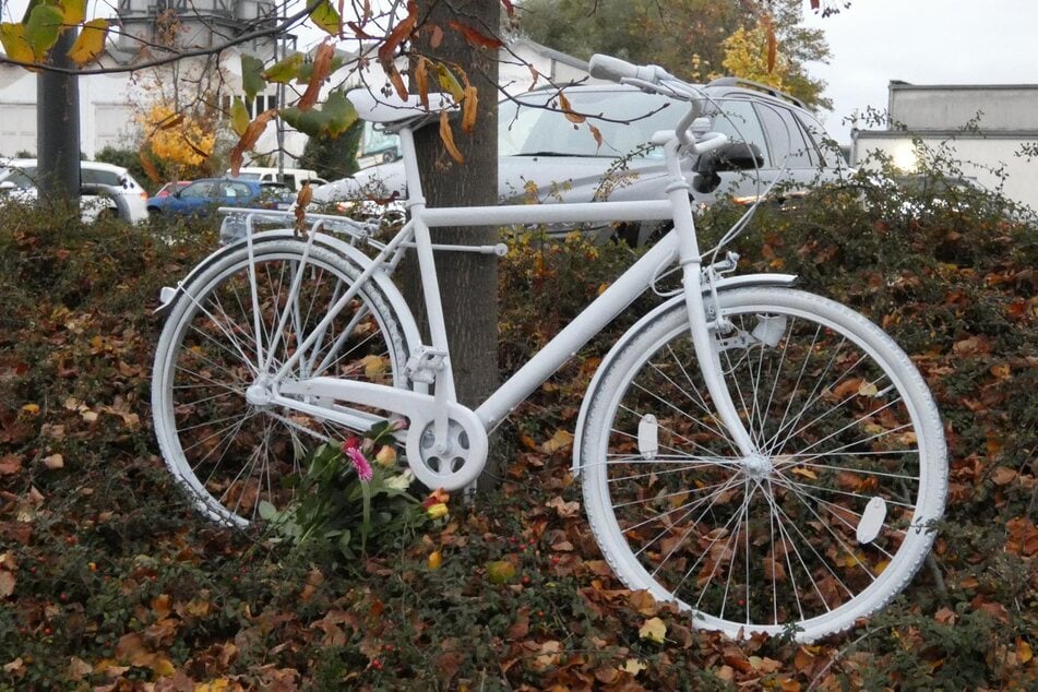 Die weißen Geisterräder markieren Orte, an denen Radfahrer bei Unfällen ums Leben gekommen sind.