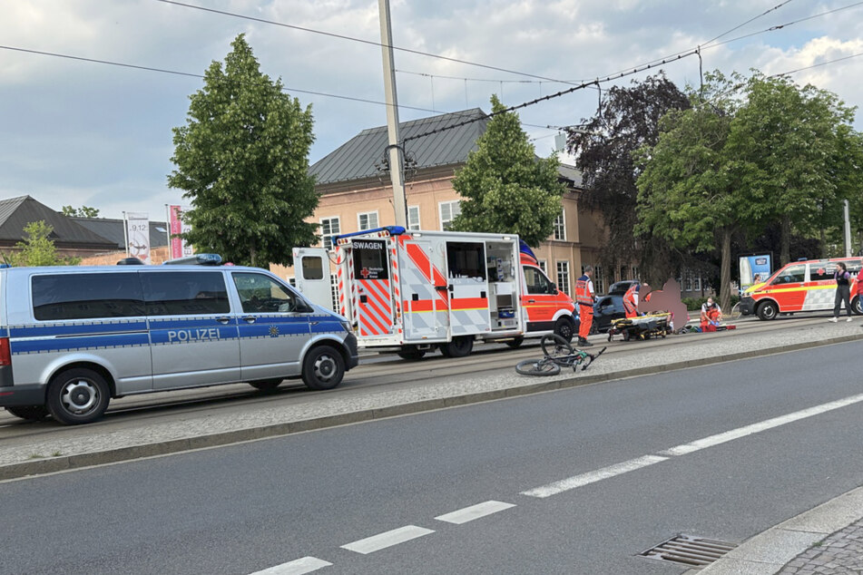 Der Radfahrer musste mit schweren Verletzungen in ein Krankenhaus gebracht werden.
