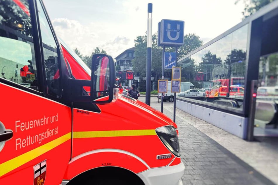 Der Mann wurde durch unter der Bahn eingeklemmt und musste aufwendig gerettet werden.