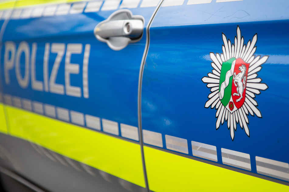 Unter anderem stellte die Kölner Polizei Drogen, Bargeld und Waffen bei dem 22-Jährigen und seinen Begleitern sicher (Symbolbild).