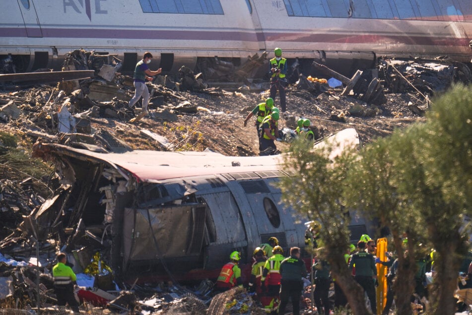 Rettungskräfte versorgten die Opfer am Unfallort.
