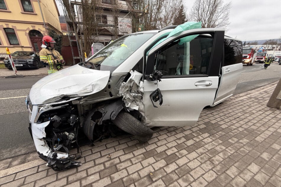 Beide Autos wurden stark beschädigt.