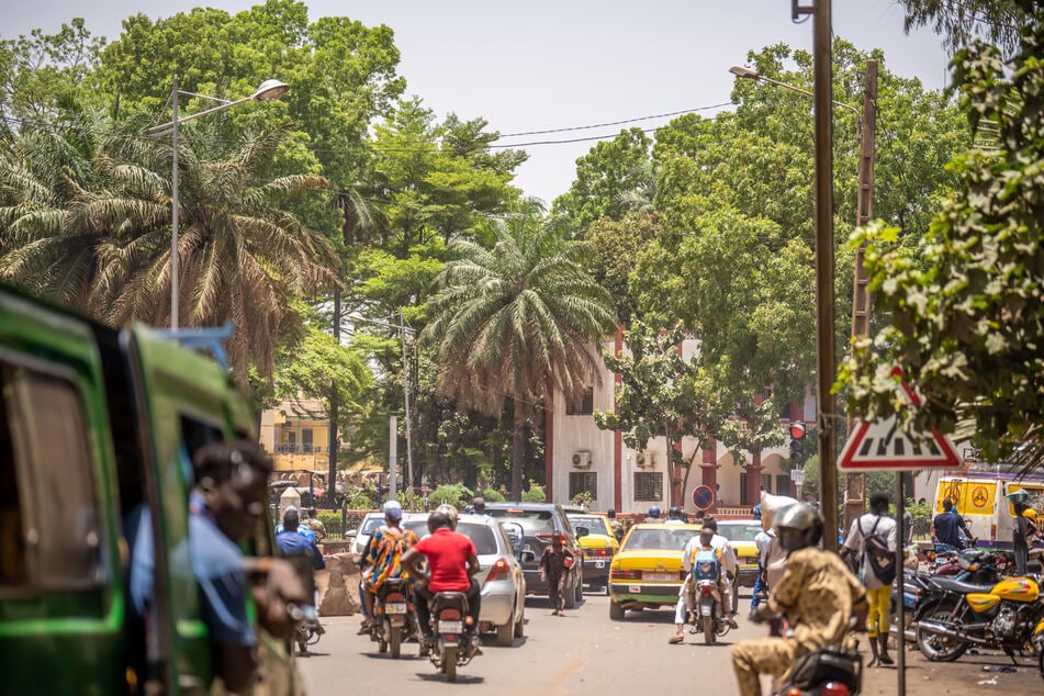 Auf den Straßen von Malis Hauptstadt Bamako ist viel los. Nach den jüngsten Anschlägen rief die Regierung zu Besinnung und Trauer auf.