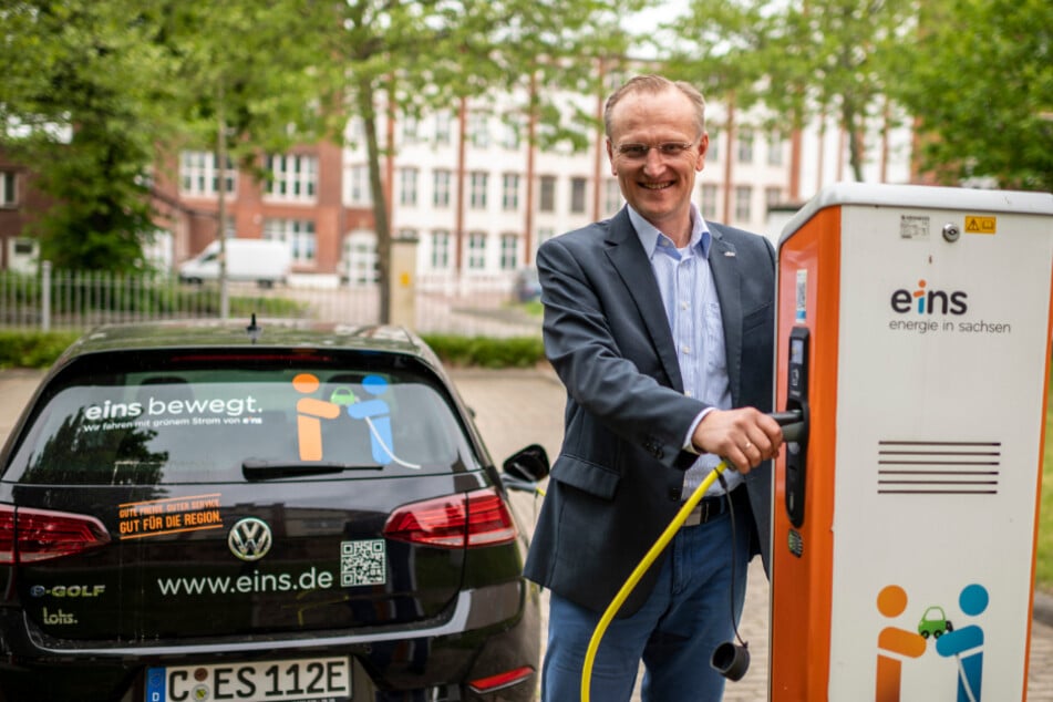 Eins-Energie-Geschäftsführer Roland Warner (56, gr.F.) tankt an einer der in Chemnitz meist verbauten Typ2-Ladesäulen mit einer maximalen Ladeleistung von 22 kW seinen eGolf auf.