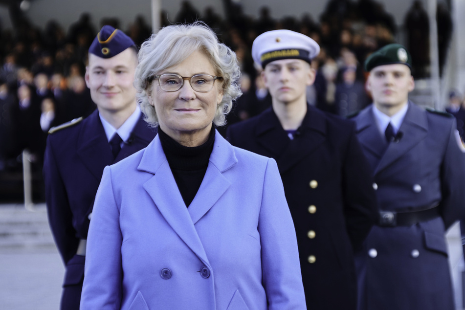 Rund 400 neue Soldaten legten ein feierliches Gelöbnis ab. Auch Verteidigungsminister Christine Lambrecht (57, SPD, vorn) war mit von der Partie.