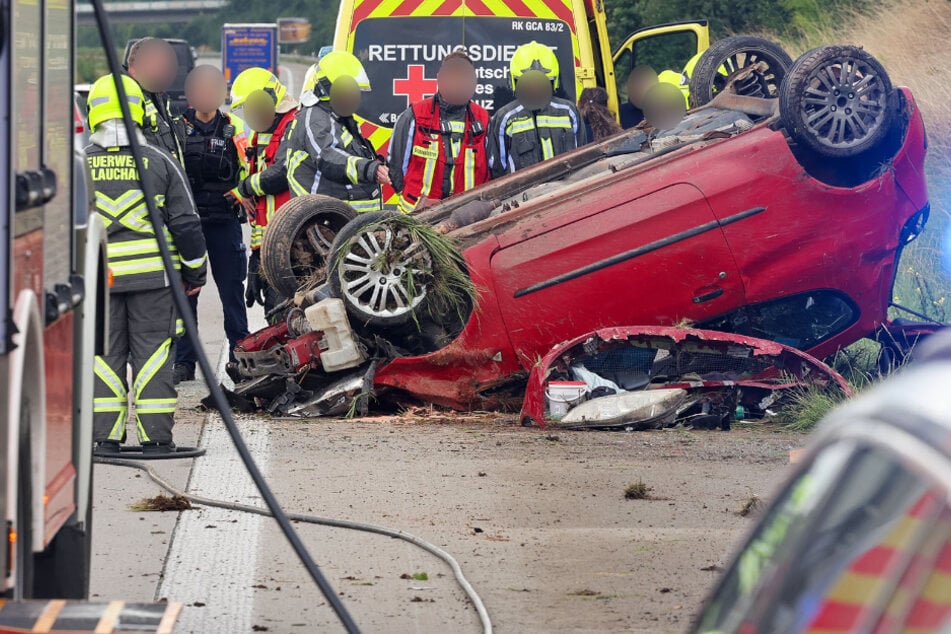 Unfall A4: Autobahn kurzzeitig gesperrt: Mitsubishi-Fahrer überschlägt sich auf A4 bei Glauchau