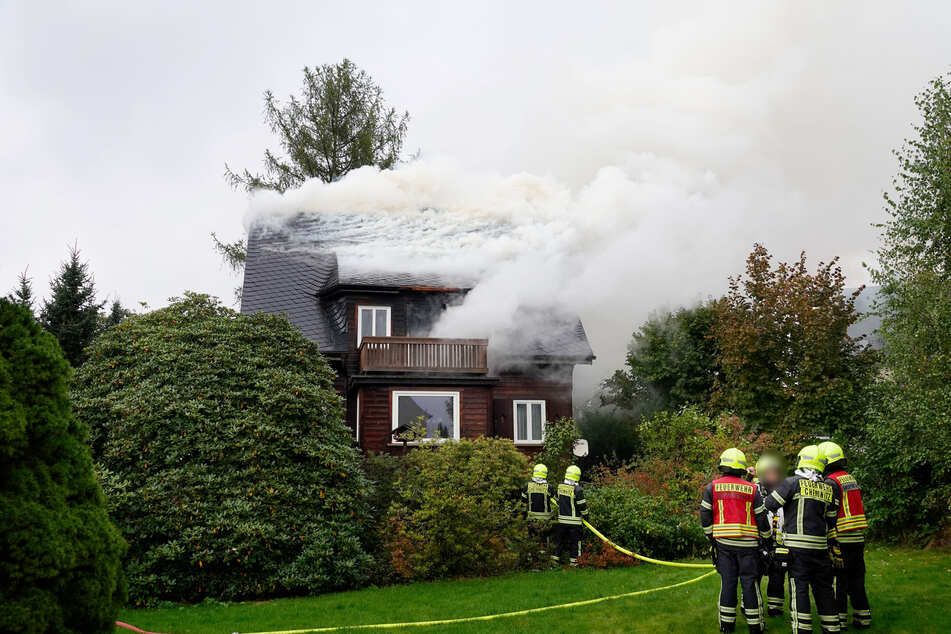 Am Montagnachmittag entfachte ein Feuer im Dachstuhl eines Einfamilienhauses. Die Polizei geht von einer Selbstentzündung aus.