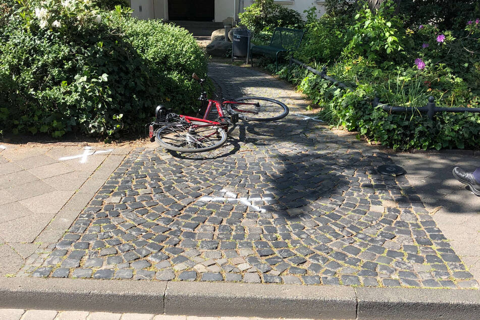 Der 81-Jährige war am Mittwoch plötzlich von seinem Rad gestürzt und regungslos auf dem Gehweg der Dorfstraße in Meerbusch liegen geblieben.