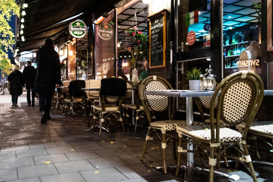 Stockholm: Menschen gehen an einem Restaurant vorbei.