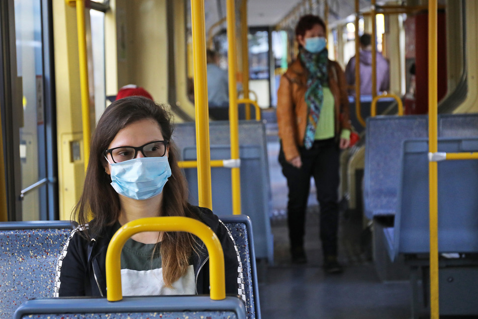 Nordrhein-Westfalen will bei Verstößen gegen die Maskenpflicht in Bussen, S-Bahnen oder Straßenbahnen künftig sofort ein Bußgeld von 150 Euro abkassieren.