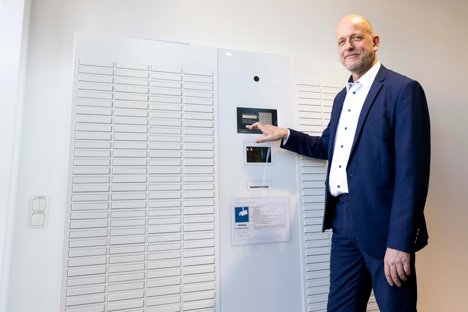 Bürgeramtschef Markus Blocher (53) zeigt den Automaten, an dem neue Dokumente abgeholt und abgelaufene abgegeben werden können.