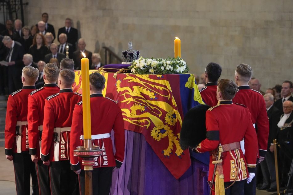 Der Sarg von Königin Elizabeth II. (†96) traf am Mittwoch in der Westminster Hall in London ein.