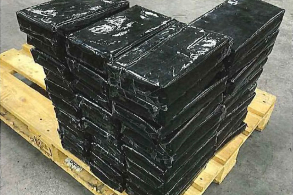 Die Kokainblöcke waren mit schwarzer Folie umwickelt und in den Kartons des vermeintlichen Kopierpapiers versteckt worden.