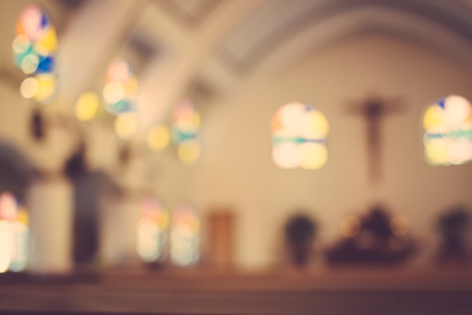 In der St. Joseph-Kirche in Berlin-Wedding wurde ein Pfarrer während der Messe von einem unbekannten Täter mit einem Faustschlag niedergestreckt. (Symbolfoto)