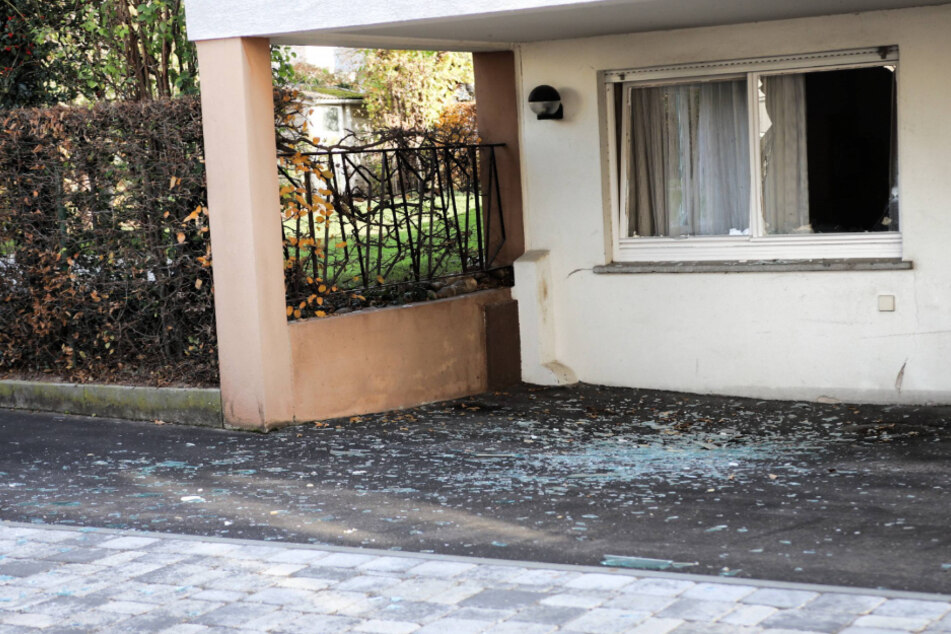 Fensterscheiben sind durch die Wucht der Explosion zerborsten.