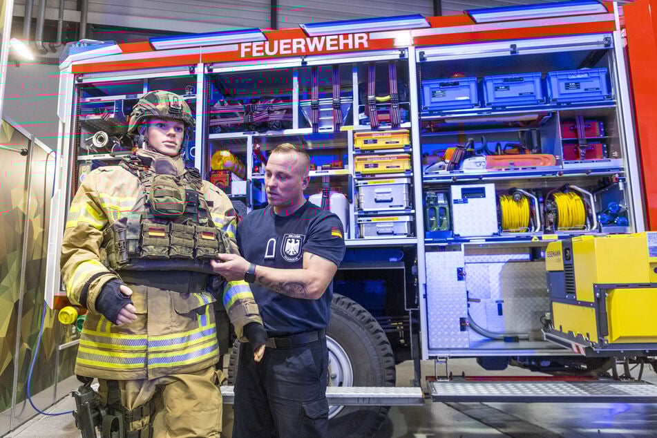 Brandschutz-Soldat Martin Fürst (38) klärt über die Feuerwehr bei der Bundeswehr auf.