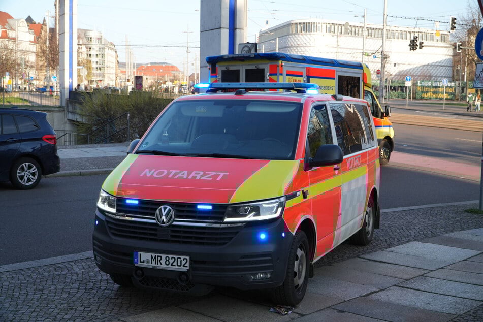 Leipzig: Crash im Leipziger Zentrum: BMW-Fahrer erfasst Radlerin