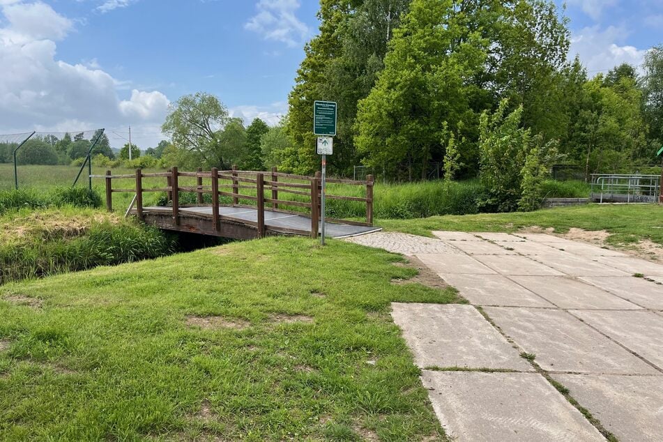 Die Holzbrücke ist Geschichte. Bis Ende 2026 entsteht hier eine neue Brücke aus Spannbeton und Carbon.