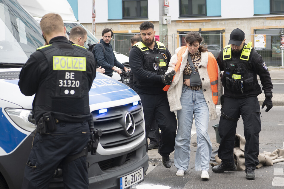 Am Dienstag wurde Carla Hinrichs (26), Sprecherin der "Letzten Generation", nach einer Straßenblockade in Berlin von Polizisten abgeführt.