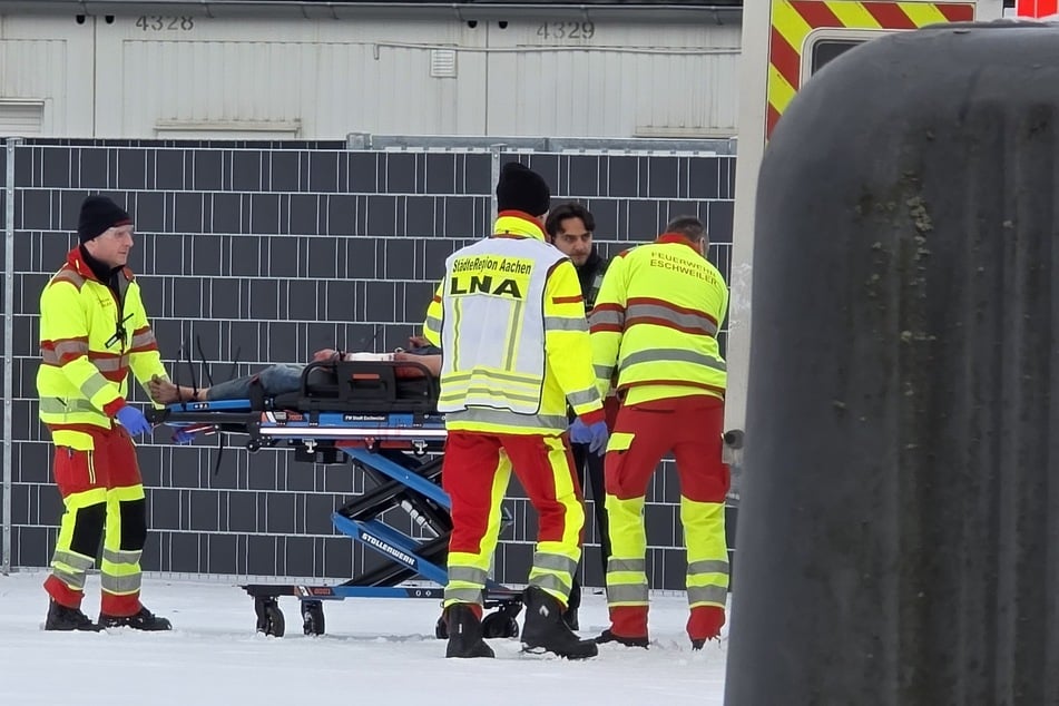 Der 34-jährige Mann musste aufgrund seiner Verletzungen durch die Festnahme in ein Krankenhaus gebracht werden.