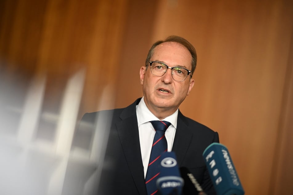 Plant einen umfassenden Schutzschirm gegen weitere Russland-Attacken: Bundesinnenminister Alexander Dobrindt (56, CSU).