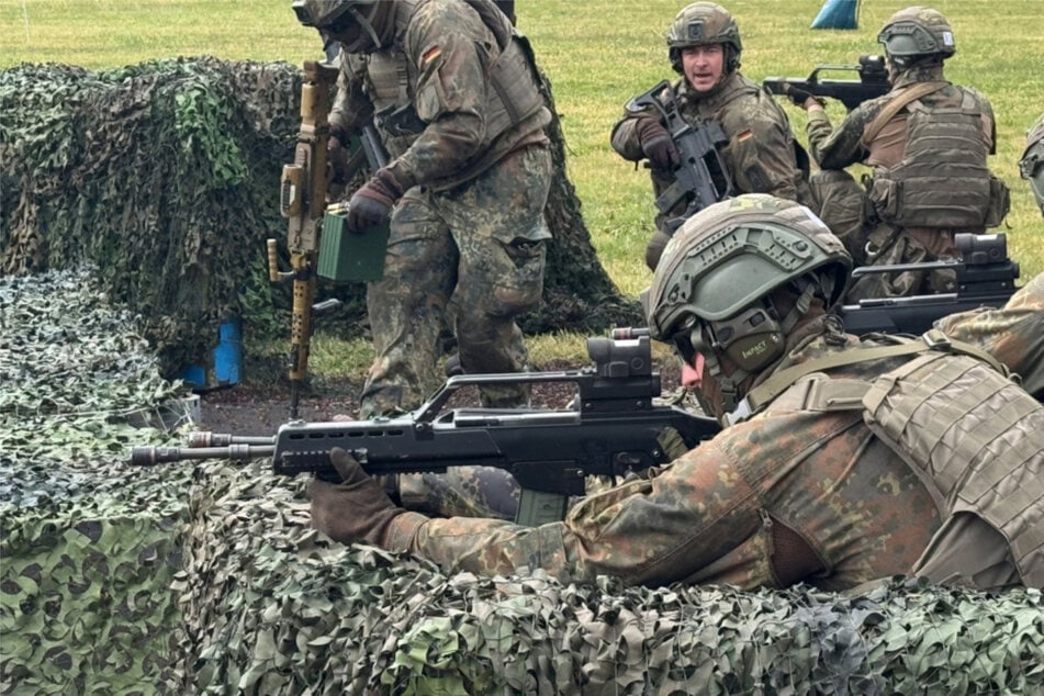 Bei einer öffentlichen Übung in Sachsen-Anhalt wirbt die Bundeswehr für den Dienst beim Heer.