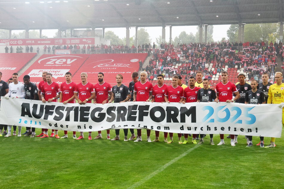 Immer wieder pochen die Regionalligisten auf die Aufstiegsreform - hier sind es der FSV Zwickau und der Greifswalder FC.