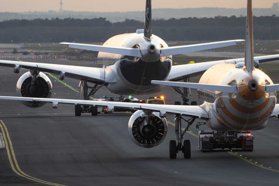 Der Kapitän setzte den Flieger letztendlich wieder sicher auf einem Flughafen in Madrid auf. (Symbolfoto)