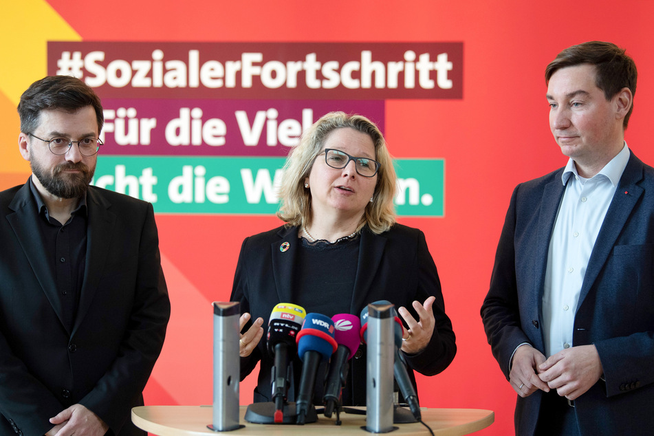 Bundesumweltministerin Svenja Schulze (52) mit dem SPD-Franktionsvorsitzenden Thomas Kutschaty (52, l) und dem SPD-Landesvorsitzenden Sebastian Hartmann (43).