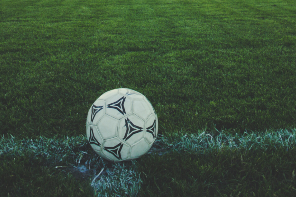 Der Ball bleibt liegen: Die Amateurfußballer im Norden unterbrechen ihre Saison. (Symbolbild)