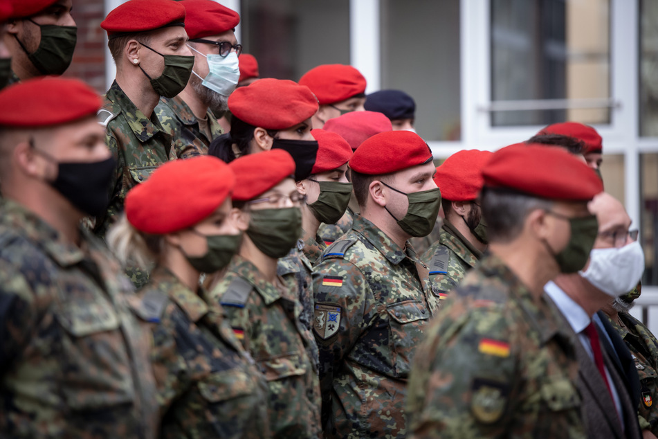 Die Soldaten der Bundeswehr sollen auch in den Impf-Zentren aushelfen.