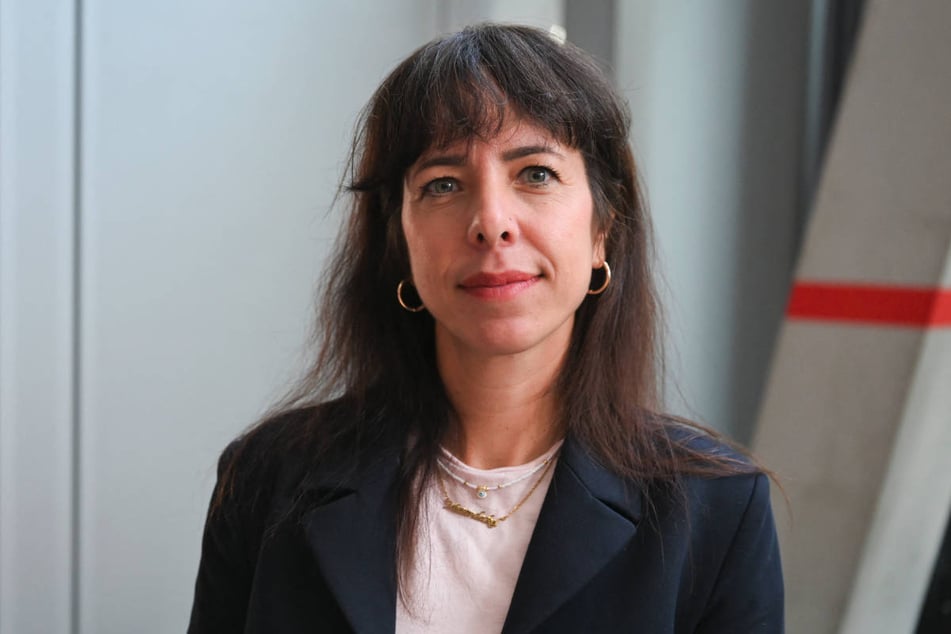 Die Linke Spitzenkandidatin Elif Eralp (45) hat in einer Forsa-Umfrage die Nase knapp vorn.