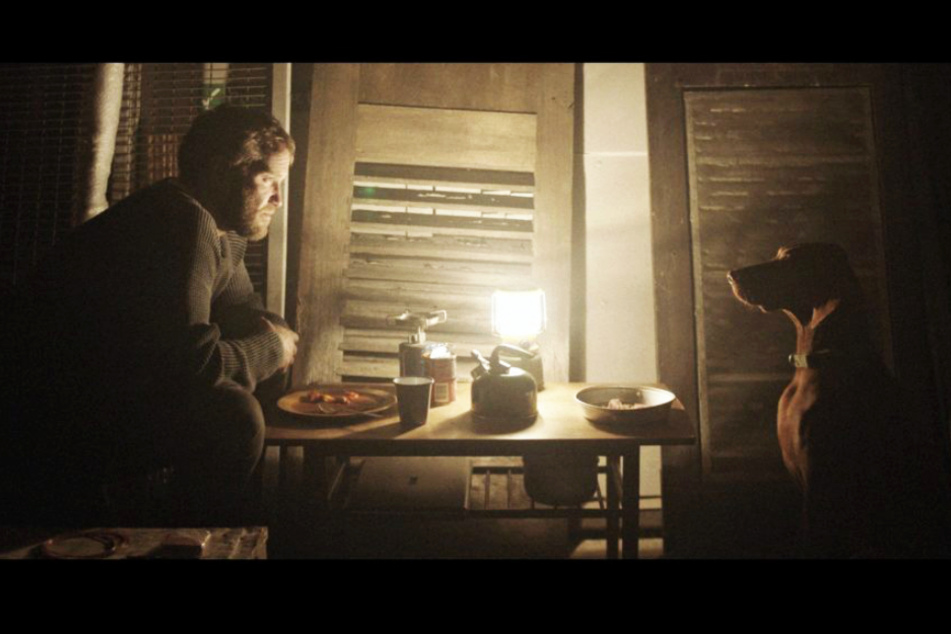 Daniel (Diarmaid Murtagh) und sein Hund Bruno wohnen zu Filmbeginn nahe den Bahngleisen in einem kargen Unterschlupf ohne fließend Wasser und Strom.
