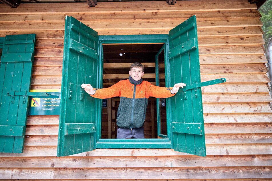 Willkommen an alle Wanderer! Tom Kühfuß (18), der beim verantwortlichen Sachsenforst sein Freiwilliges Ökologisches Jahr absolviert, lüftet die Rotsteinhütte durch.
