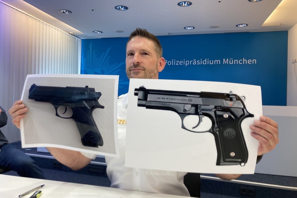 Polizei-Pressesprecher Thomas Schelshorn zeigt die Softair-Waffe (links) und eine echte Berreta 92 (rechts).