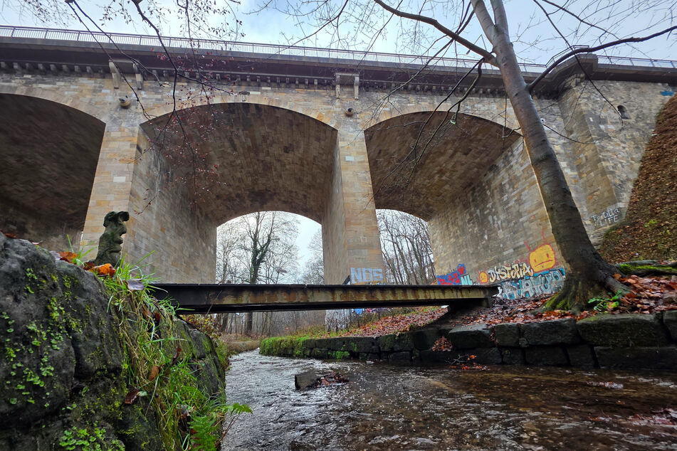 Die Prießnitzgrundbrücke mit ihren Sandsteinbögen wird ab Montag überprüft.