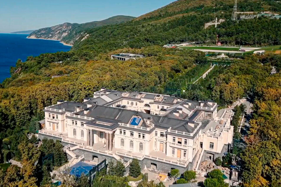 Dieser protzige Palast an der Schwarzmeerküste soll Putin gehören. Hier soll er sich häufig aufhalten.