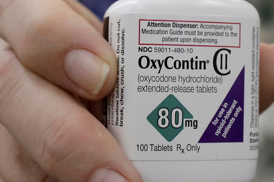 Durch ihre Marktflutungen und falschen Versprechen konnte das Pharma-Unternehmen Purdue, mit OxyContin riesige Gewinne erzielen. Der Preis dafür waren Abertausende Menschenleben.