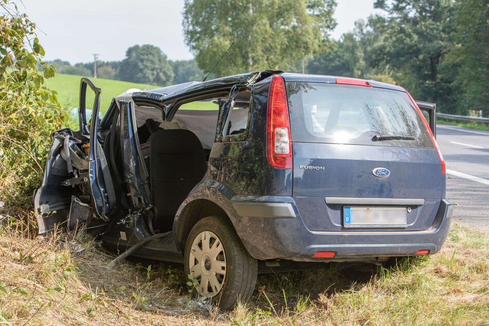 Die Autofahrerin (40) zog sich bei dem Crash schwere Verletzungen zu und kam ins Krankenhaus.