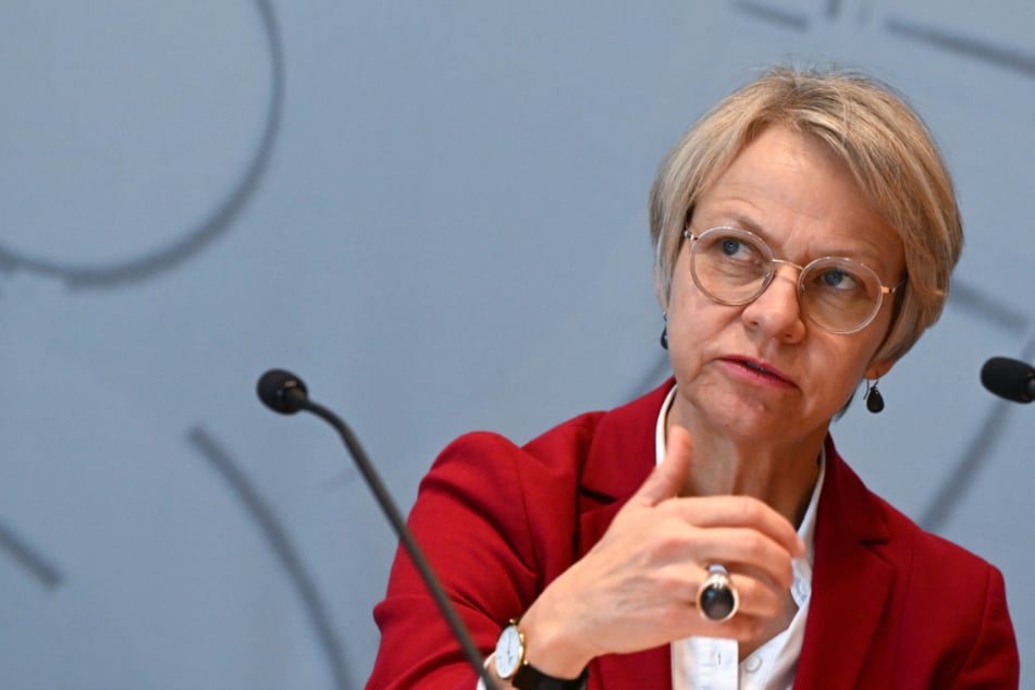 Wegen Lehrermangel in NRW: Schulministerin Feller plant wichtige Maßnahmen