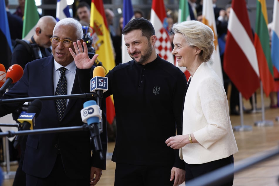 Die Präsidentin der Europäischen Kommission, Ursula von der Leyen (66, r), der ukrainische Präsident Wolodymyr Selenskyj (47, M), und der Präsident des Europäischen Rates, Antonio Costa (63).