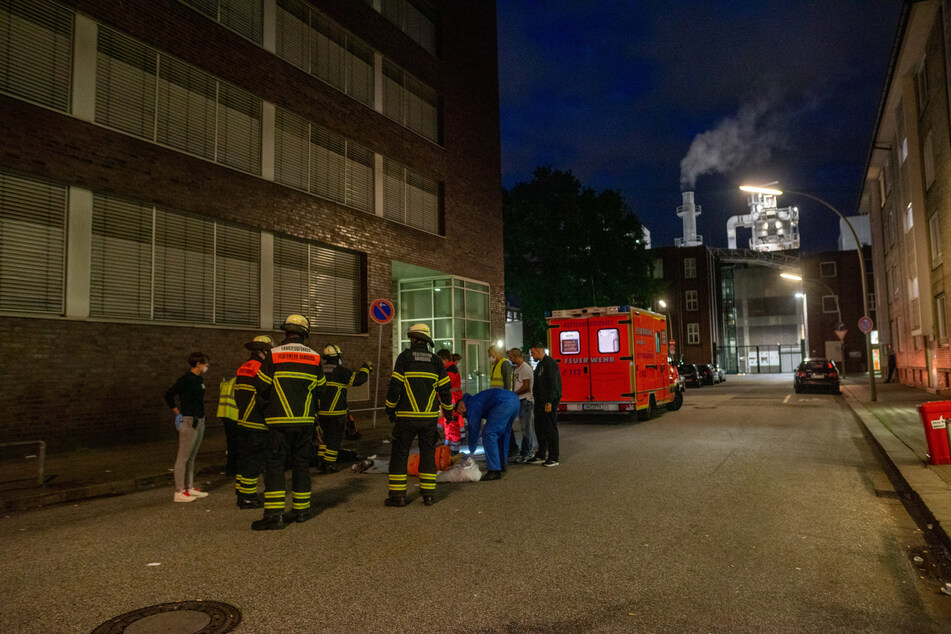 Ein Notarzt versorgt den bewusstlosen Mann.